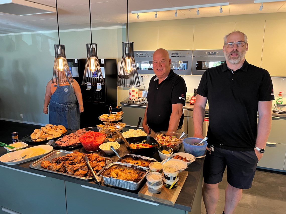 Sommarlunch & semestertider. Vi ses laddade igen i augusti -24